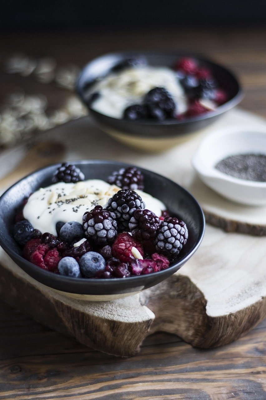 Bowl con berries congelados, frambuesas, arándanos y moras